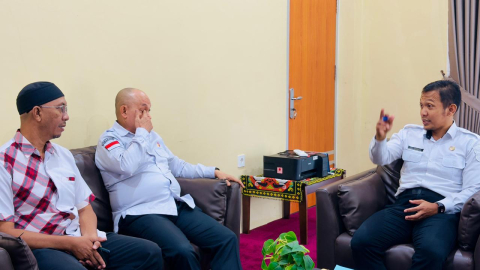 Ketua Bawaslu Kota Samarinda, Abdul Muin didampingi jajaran Kesekretariatan saat berdiskusi dengan Camat Sungai Pinang Didik Purwanto.