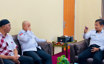 Ketua Bawaslu Kota Samarinda, Abdul Muin didampingi jajaran Kesekretariatan saat berdiskusi dengan Camat Sungai Pinang Didik Purwanto.