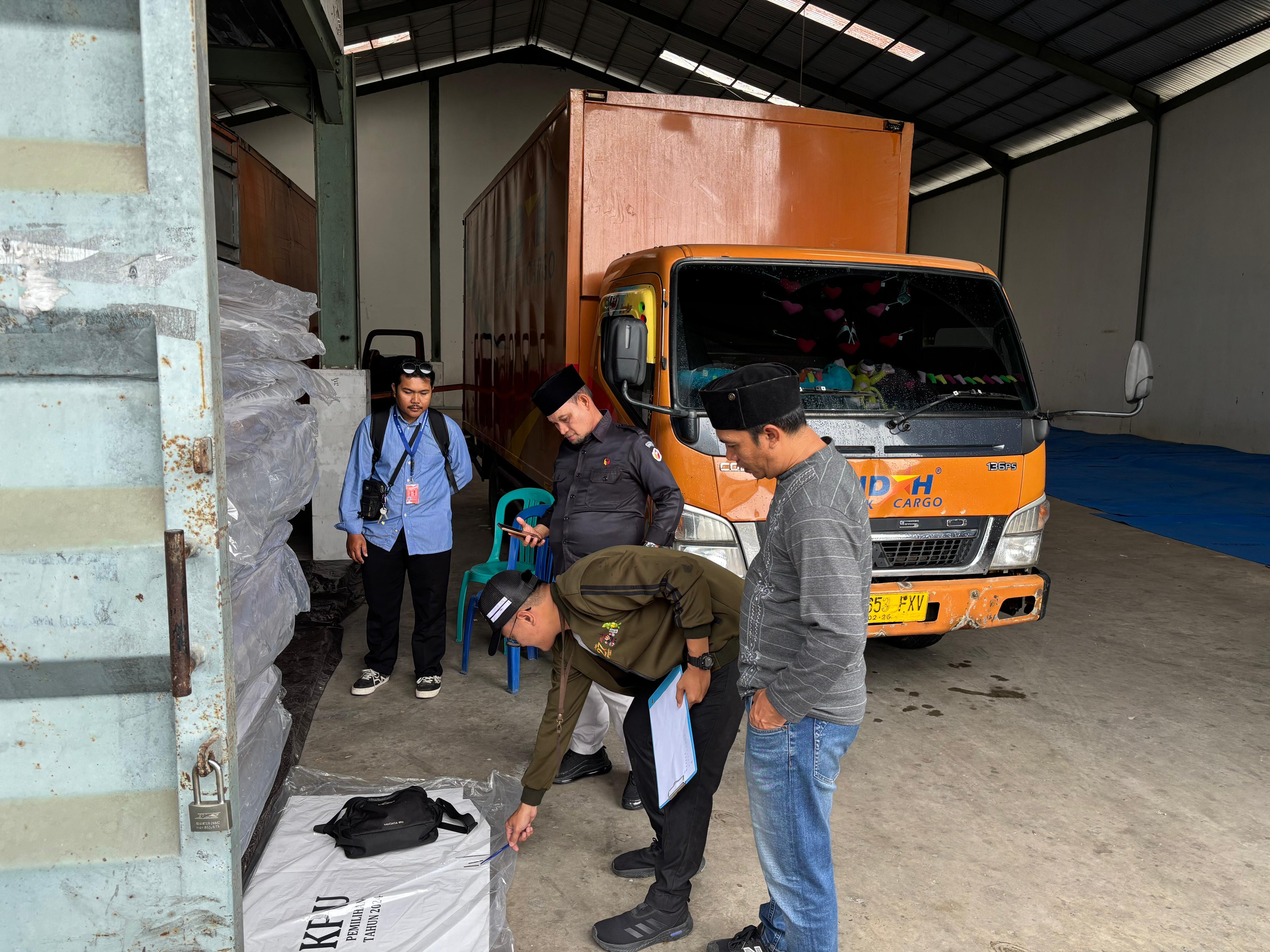 Ketua Bawaslu Kota Samarinda, Abdul Muin, dan Anggota Bawaslu, Padlansyah awasi langsung proses kedatangan bilik suara