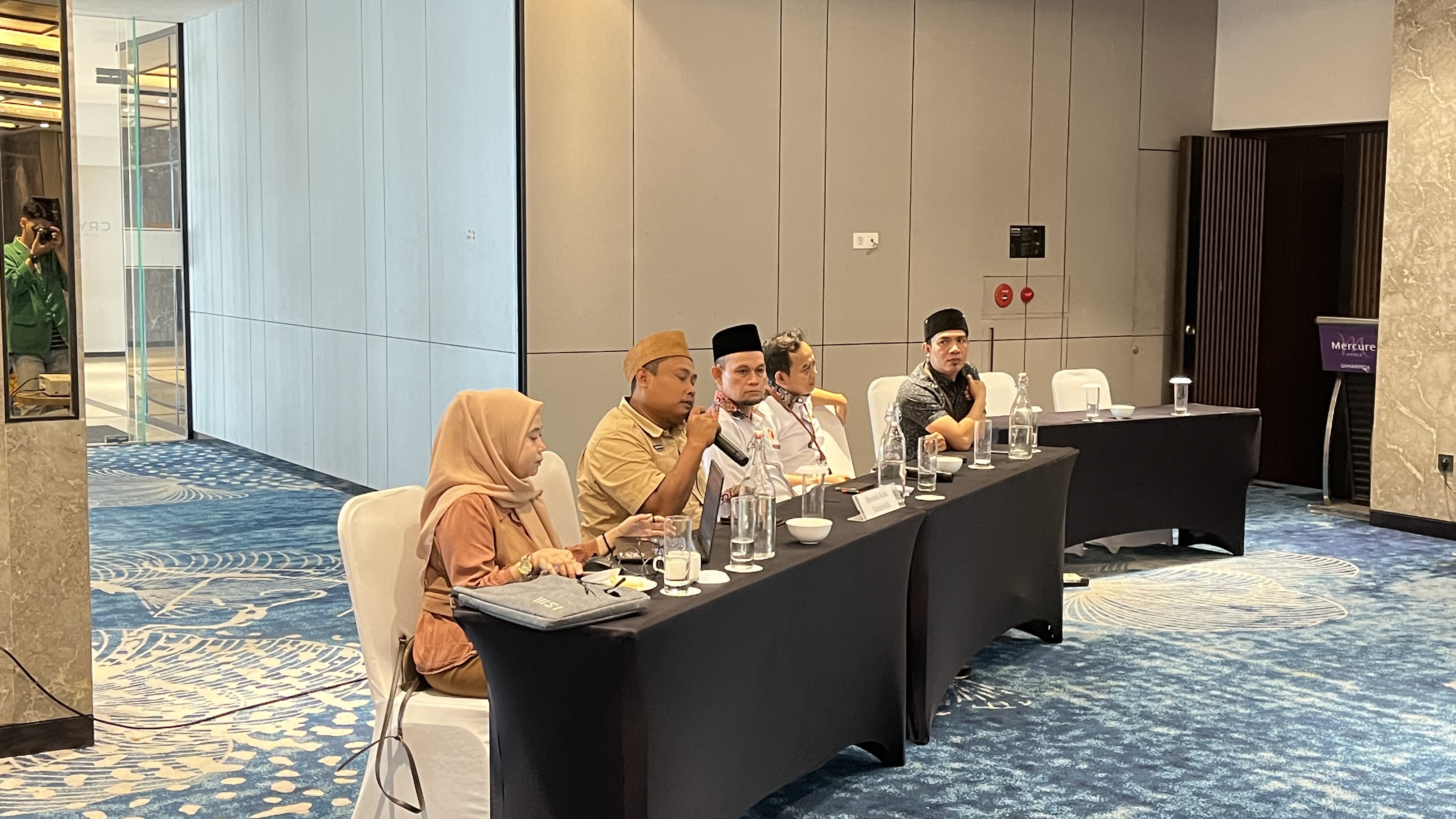 Ketua dan Anggota Bawaslu Kota Samarinda Awasi Langsung Rapat Pleno Terbuka Rekapitulasi Daftar Pemilih Sementara Hasil Perbaikan (DPSHP) dan Penetapan Daftar Pemilih Tetap (DPT) untuk Pemilihan Gubernur dan Wakil Gubernur serta Wali Kota dan Wakil Wali Kota dalam Pilkada Serentak 2024.