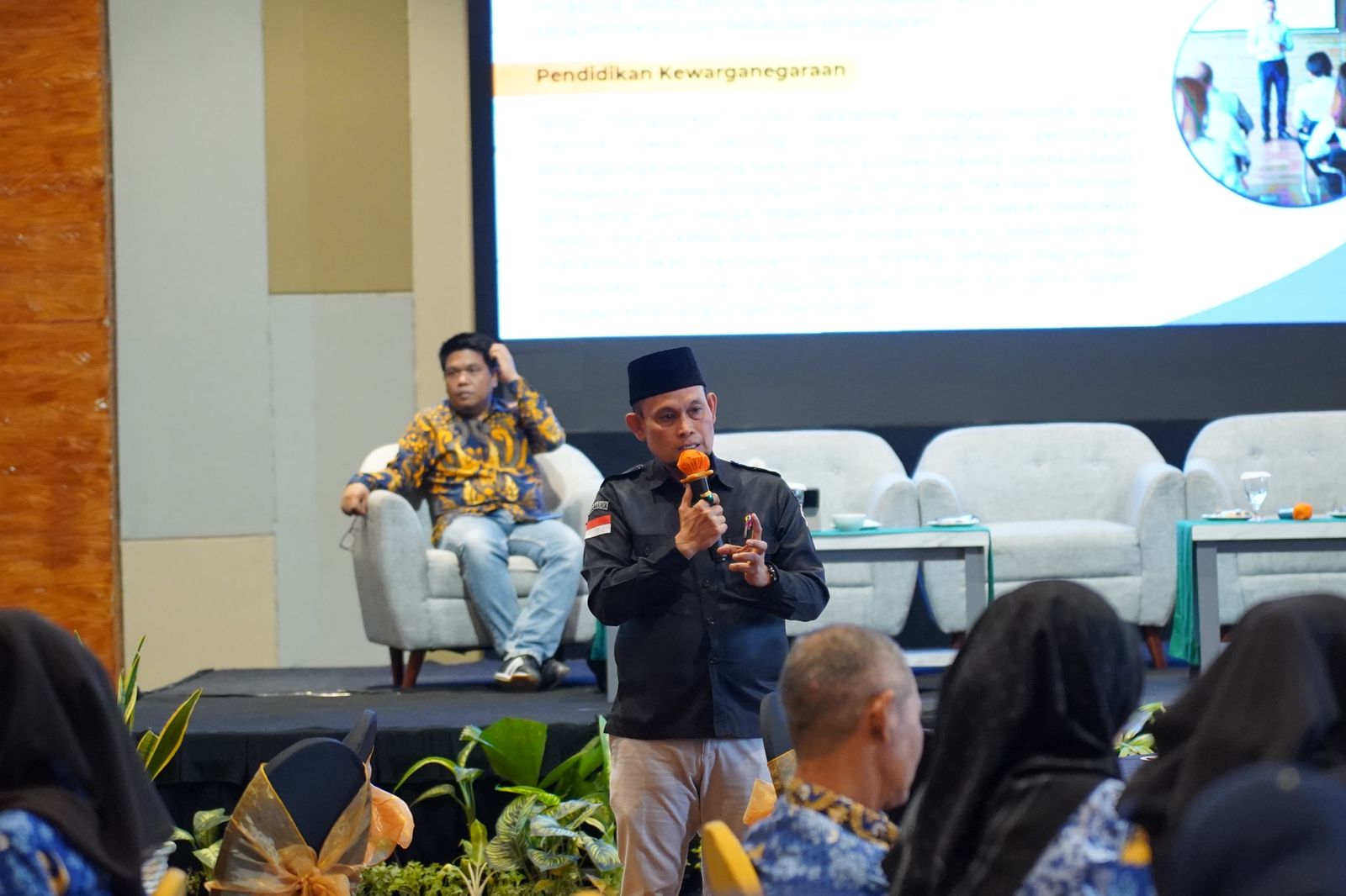 Abdul Muin selaku Ketua Bawaslu Kota Samarinda menjadi salah satu narasumber dalam Sosialisasi Pendidikan Politik Bagi guru TK, SD, dan SMP dengan tema "Meningkatkan Partisipasi Tenaga Pendidik Dalam Mensukseskan Pilkada 2024"