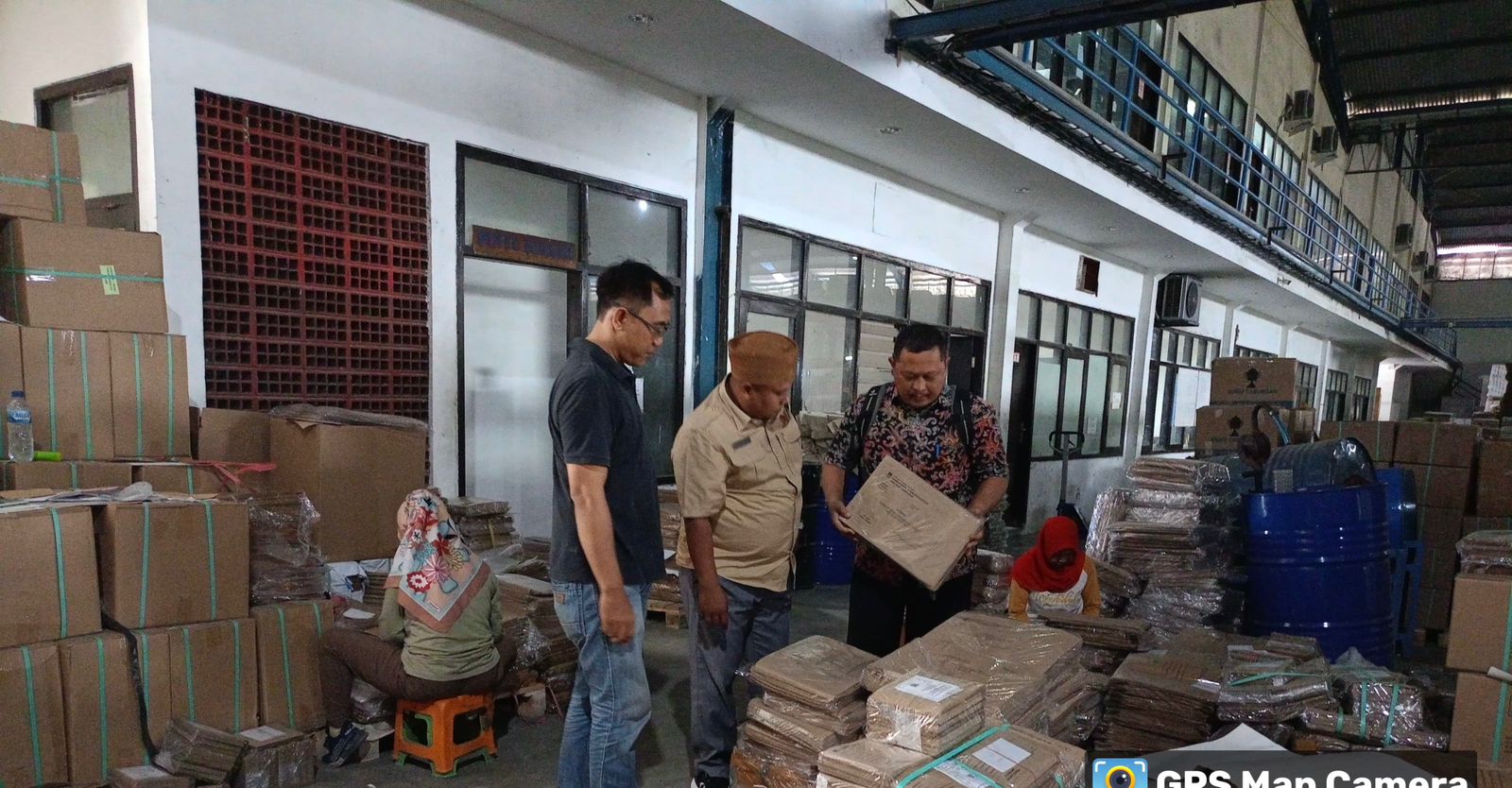 Sugeng Prasetyo selaku Anggota Bawaslu Kota Samarinda bersama Mahrus Irhamdi selaku Kepala Sekretariat Bawaslu Kota Samarinda beserta staf meninjau secara mendetail perlengkapan pemungutan suara serta dukungan perlengkapan lainnya yang diproduksi oleh PT. Inpera Pratama.