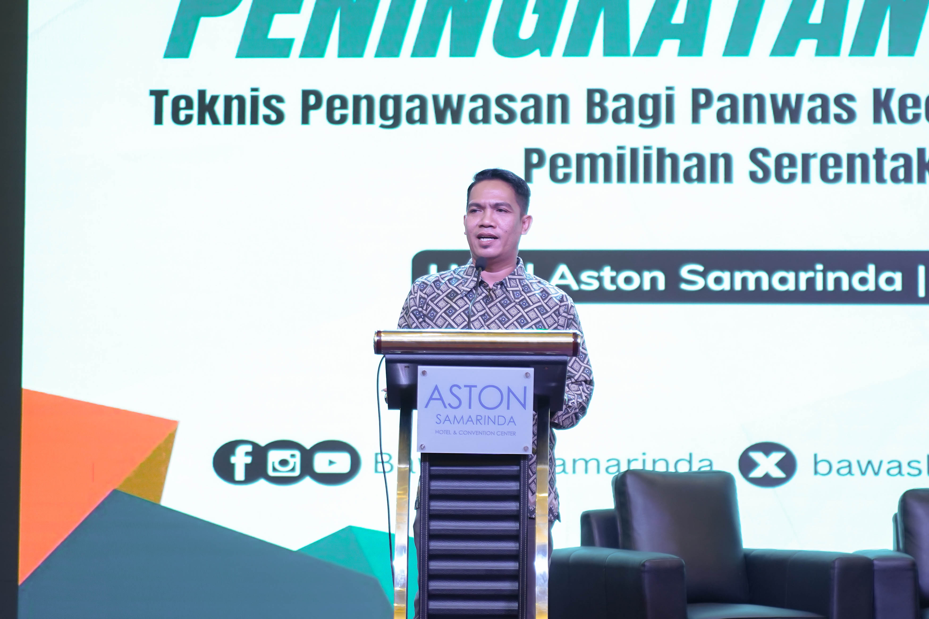 Padlansyah, anggota Bawaslu Kota Samarinda yang membidangi divisi sumber daya manusia, organisasi, dan diklat, memberikan pengarahan kepada peserta. 