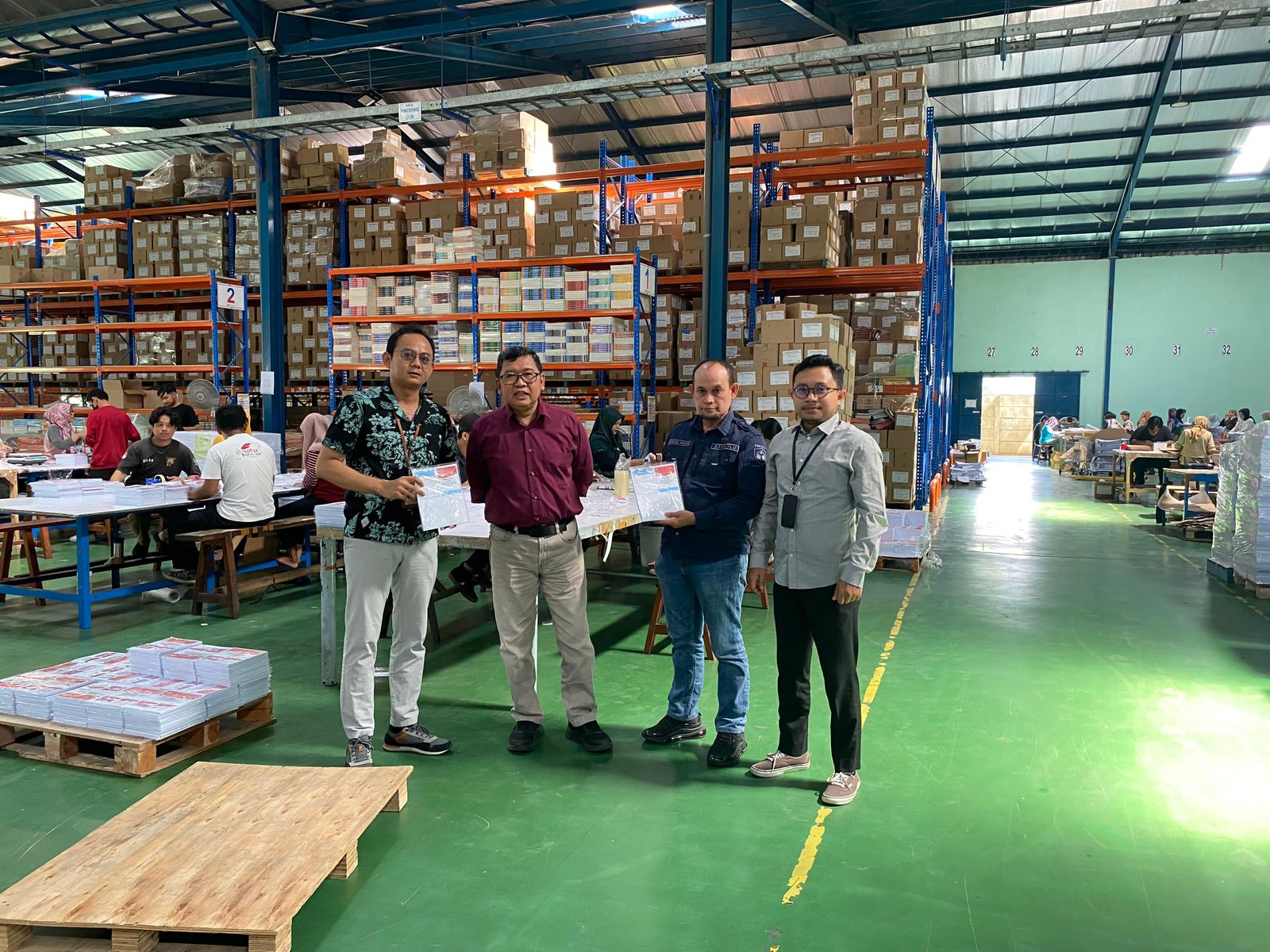 Ketua Bawaslu Kota Samarinda dan Imam Sutanto Anggota Bawaslu Kota Samarinda beserta staf awasi langsung proses pencetakkan surat suara di PT. Temprina, Kota Semarang