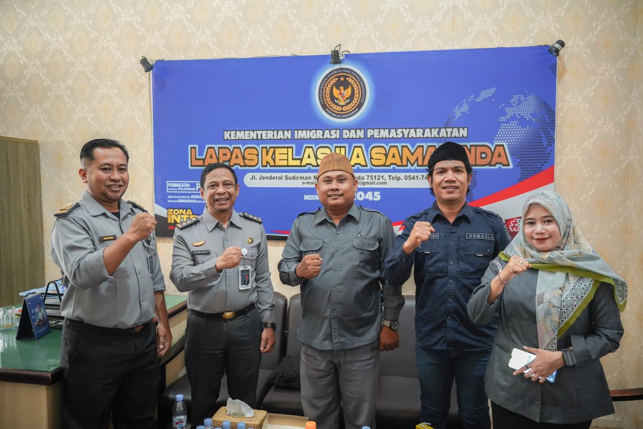 Badan Pengawas Pemilihan Umum (Bawaslu) Kota Samarinda melakukan kunjungan kerja ke Lembaga Pemasyarakatan (Lapas) Kelas IIA Samarinda pada Selasa, 5 Agustus 2025.