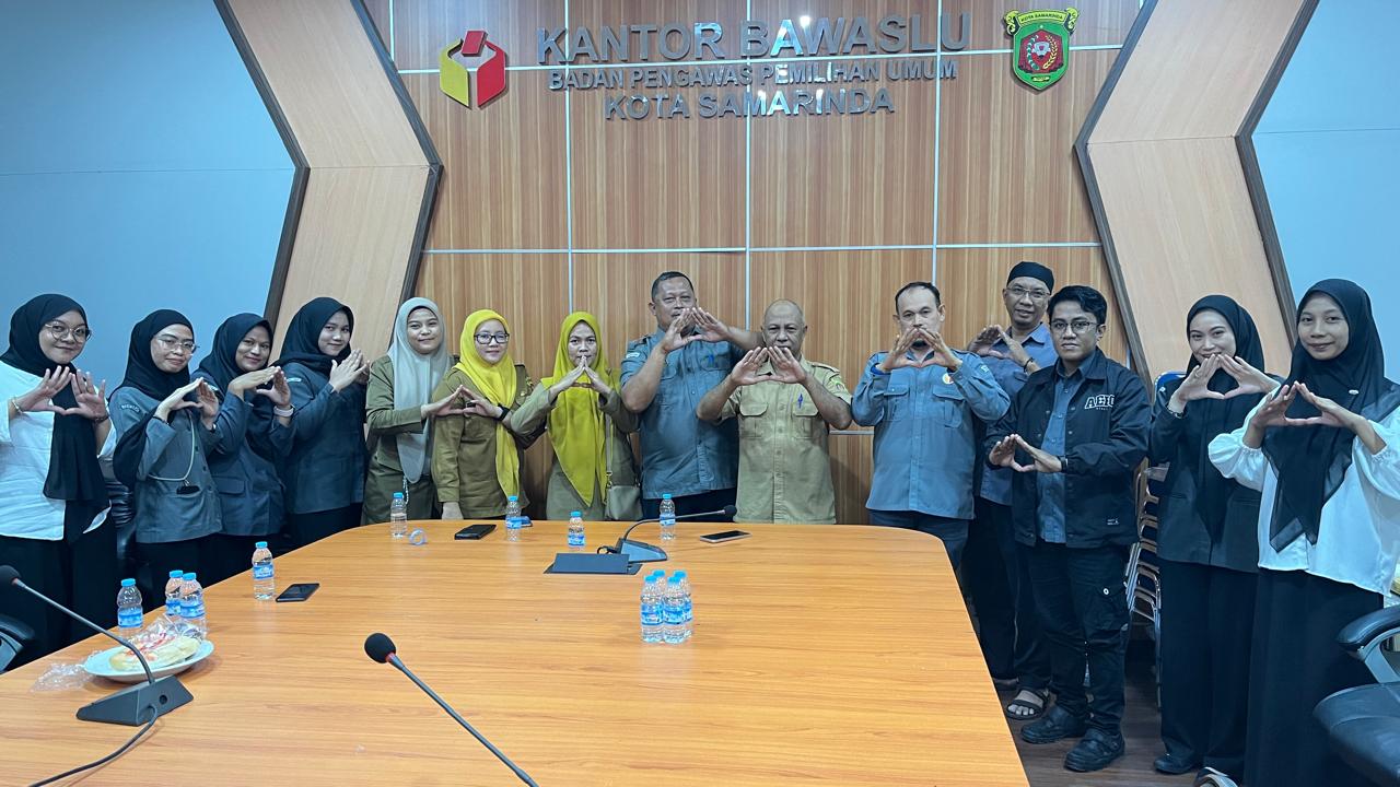 Ketua Bawaslu Kota Samarinda Abdul Muin dan Kepala Sekretariat Mahrus Irhamdi bersama Jajaran Dinas Perpustakaan dan Kearsipan Kota Samarinda komitmen bersama jaga kualitas pengelolaan arsip yang tidak hanya memenuhi standar yang ditetapkan, tetapi juga memberikan manfaat maksimal bagi publik.