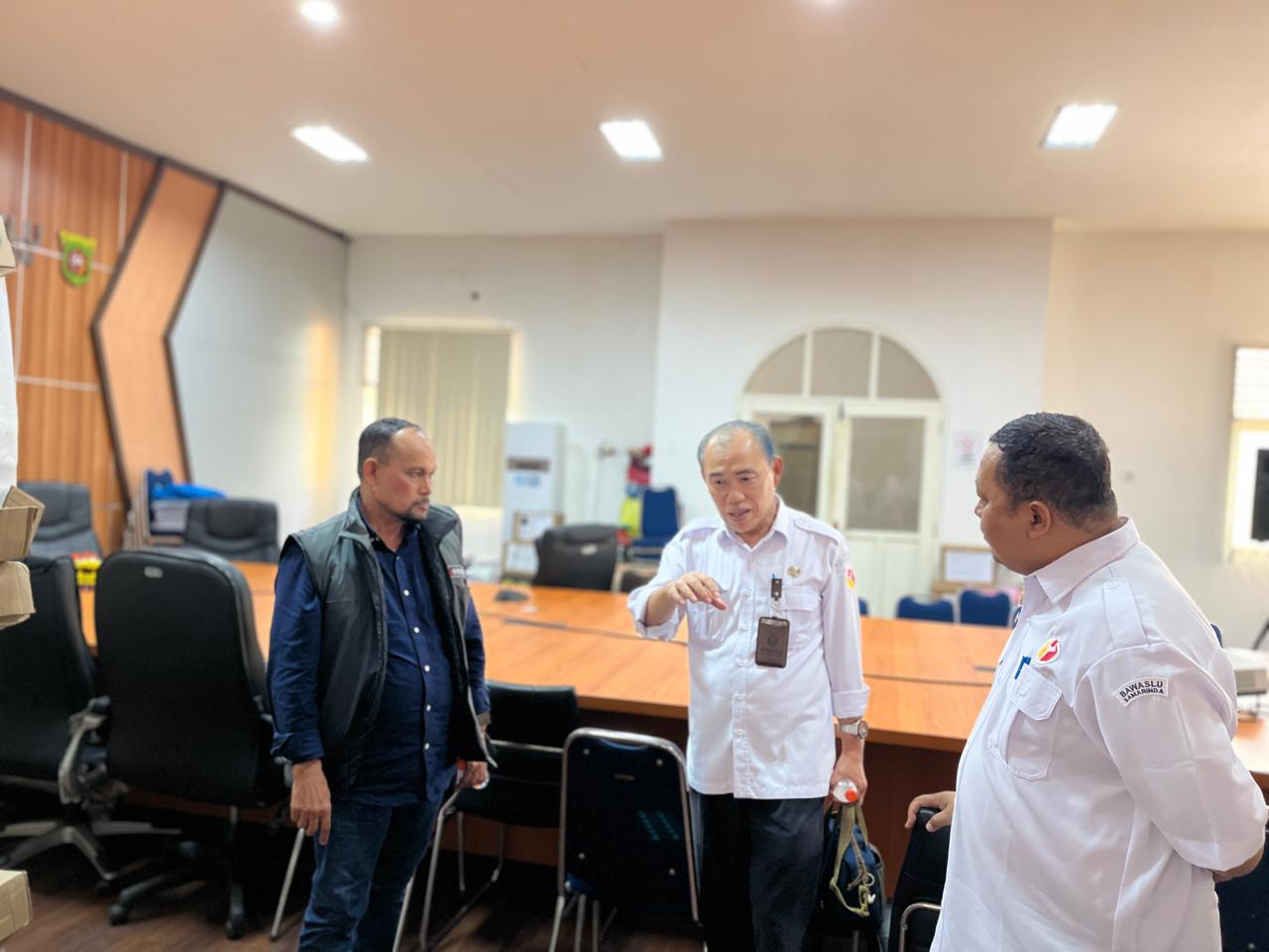 Kepala Sekretariat Bawaslu Provinsi Nasori memberikan arahan Ketua dan Kepala Sekretariat Bawaslu Kota Samarinda terkaiat pengelolaan administrasi