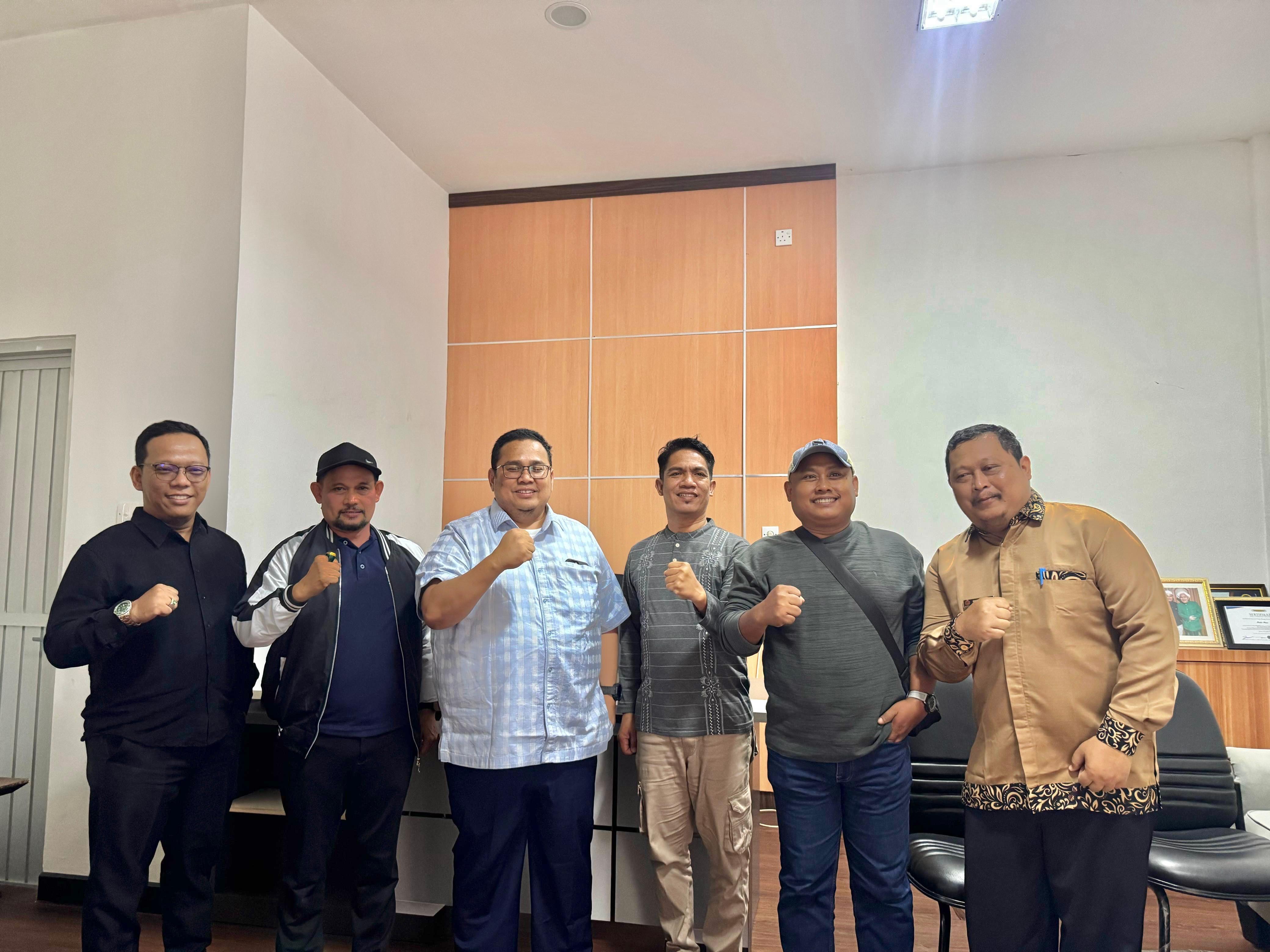 Ketua dan Anggota Bawaslu Kota Samarinda berkesempatan berfoto bersama Ketua Bawaslu RI, Rahmat Bagja setelah berdiskusi terkait hasil pengawasan Pilkada 2024 Kota Samarinda. 