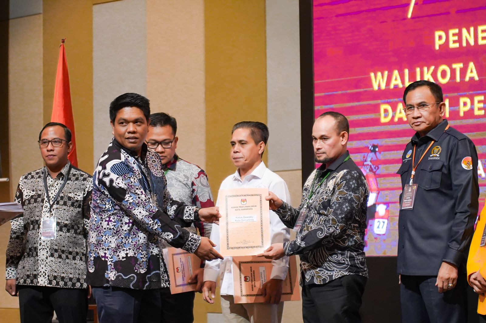 Ketua Bawaslu Samarinda Abdul Muin (kanan) menerima salinan Berita Acara Hasil Pleno yang diserahkan langsung oleh Ketua KPU Samarinda Firman Hidayat di Hotel Harris Samarinda. (9/1/2025)