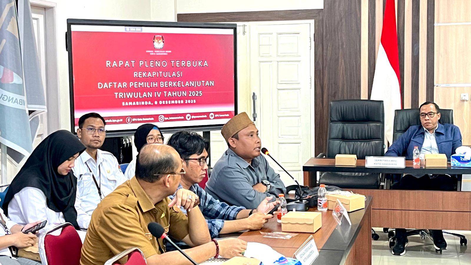 Anggota Bawaslu Kota Samarinda, Sugeng Prasetyo didampingi Anggota Bawaslu Provinsi Kaltim, Galeh Akbar Tanjung dalam Rapat Pleno Terbuka Hasil Pemutakhiran Data Pemilih Berkelanjutan (PDPB) Triwulan IV Tahun 2025.