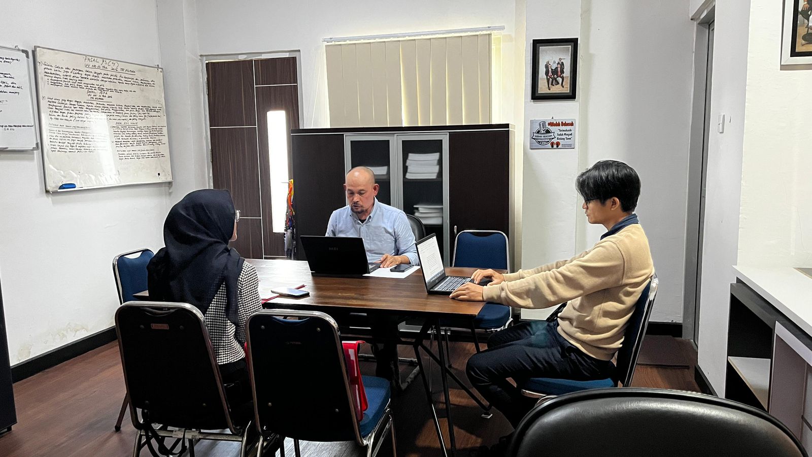 Ketua Bawaslu Samarinda, Abdul Muin beserta staf menerima kunjungan penelitian dari mahasiswi Fakultas Hukum Universitas Widya Gama Mahakam (UWGM), Siska Prasetia A.R., di Kantor Bawaslu Kota Samarinda.