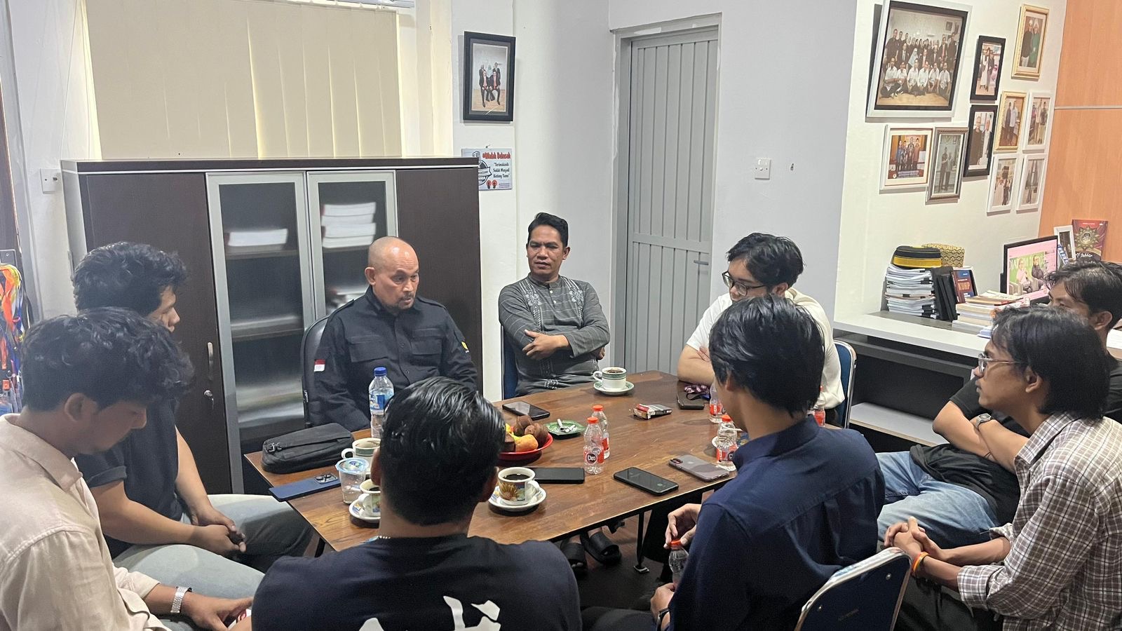 Ketua Bawaslu Kota Samarinda, Abdul Muin, didampingi oleh Anggota Bawaslu, Padlansyah diskusi kritis mengenai dinamika politik terkini bersama GMNI Kota Samarinda di Kantor Bawaslu Samarinda.