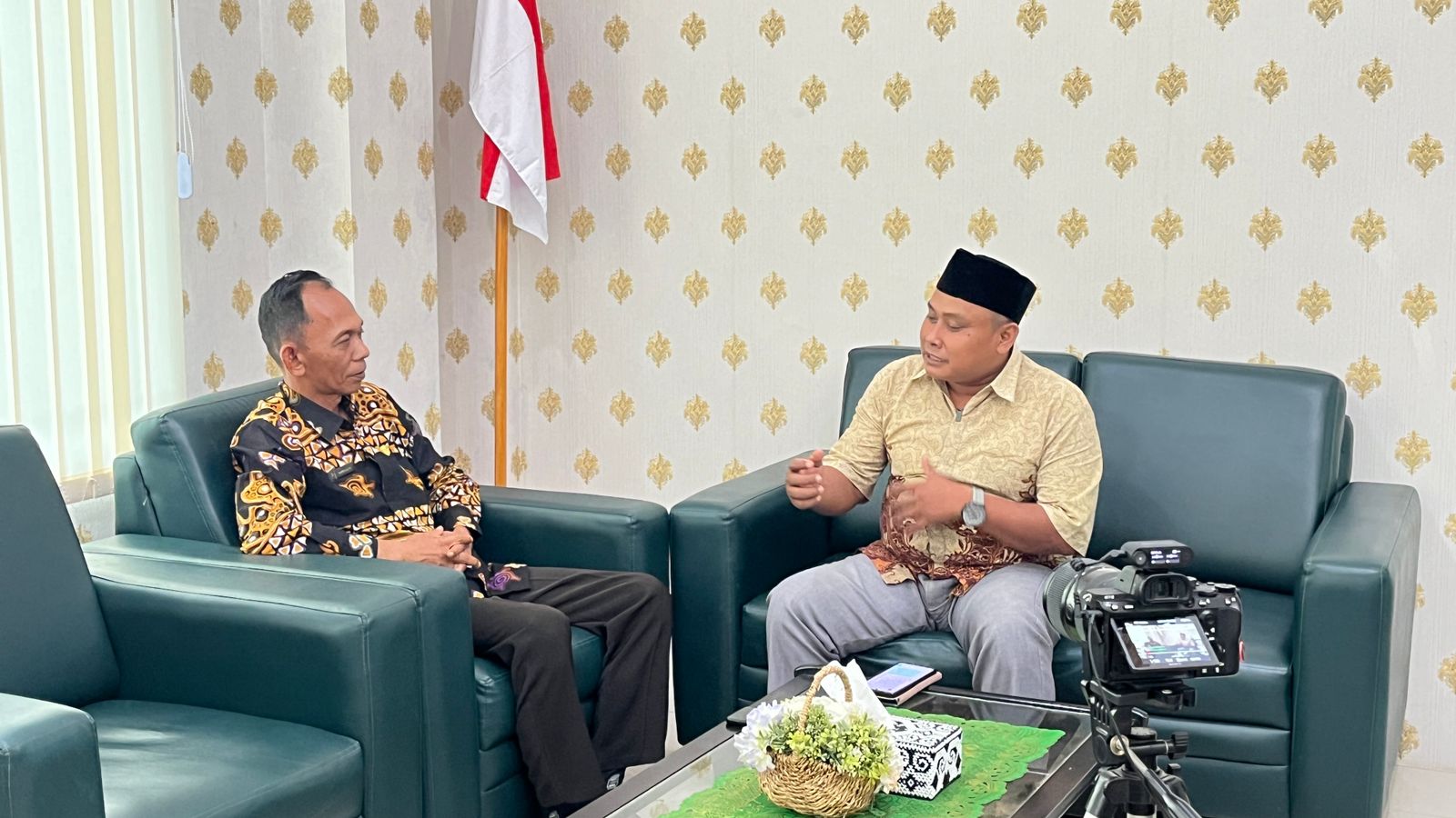 Anggota Bawaslu Kota Samarinda, Sugeng Prasetyo bersama Kepala BPS Samarinda, Supriyanto berdiskusi terkait data kependudukan dalam rangka Pemutakhiran Data Pemilih Berkelanjutan.