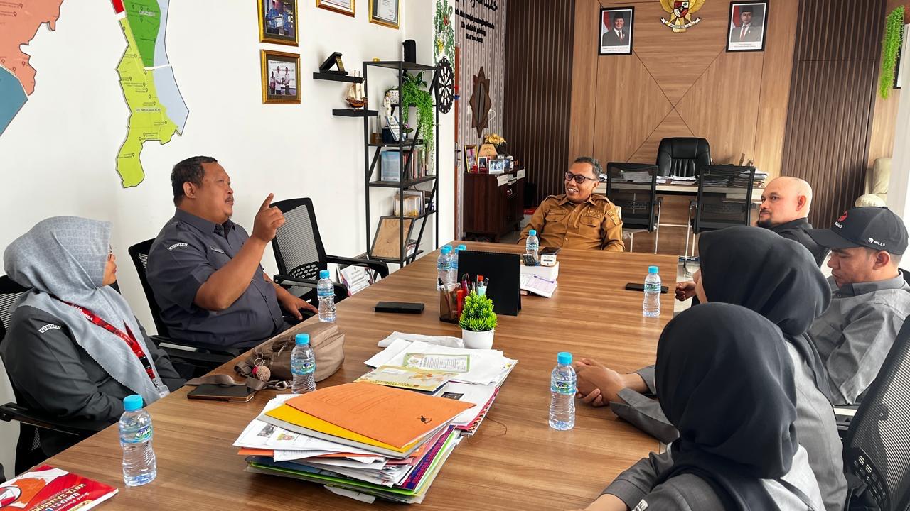 Ketua Bawaslu Samarinda, Abdul Muin, bersama Anggota, Padlansyah, serta Kepala Sekretariat, Mahrus Irhamdi, disambut hangat oleh Sekretaris Camat (Sekcam) Samarinda Seberang, Syamsu Alam, S.I.P., M.Si.