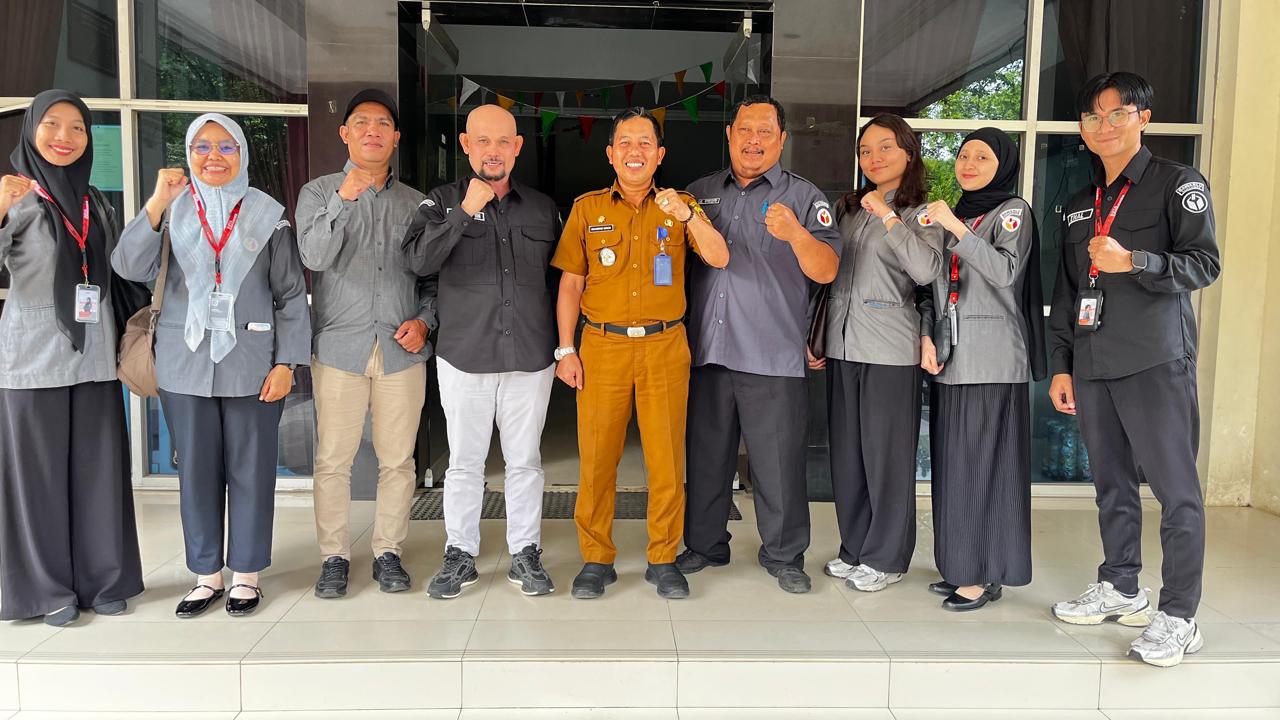 Kunjungan Ketua Bawaslu Kota Samarinda, Abdul Muin bersama Anggota, Padlansyah dan Kepala Sekretariat, Mahrus Irhamdi beserta staf disambut hangat oleh Camat Palaran, Muhammad Dahlan, S.STP., M.Si.