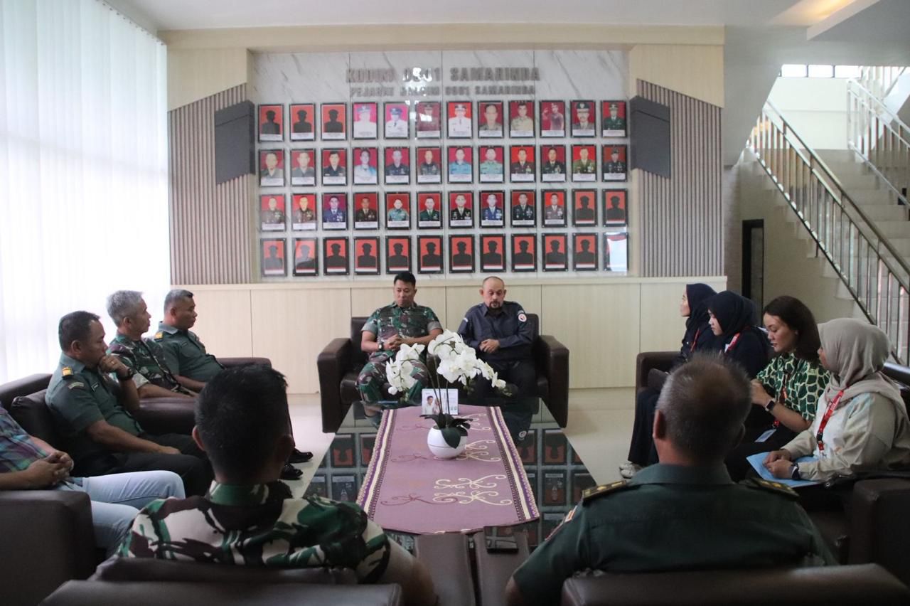 Ketua Bawaslu Kota Samarinda, Abdul Muin didampingi staf melakukan kunjungan kerja/audiensi dengan Dandim 0901/Samarinda, Kolonel Inf Arif Hermad, S.I.P., M.M.