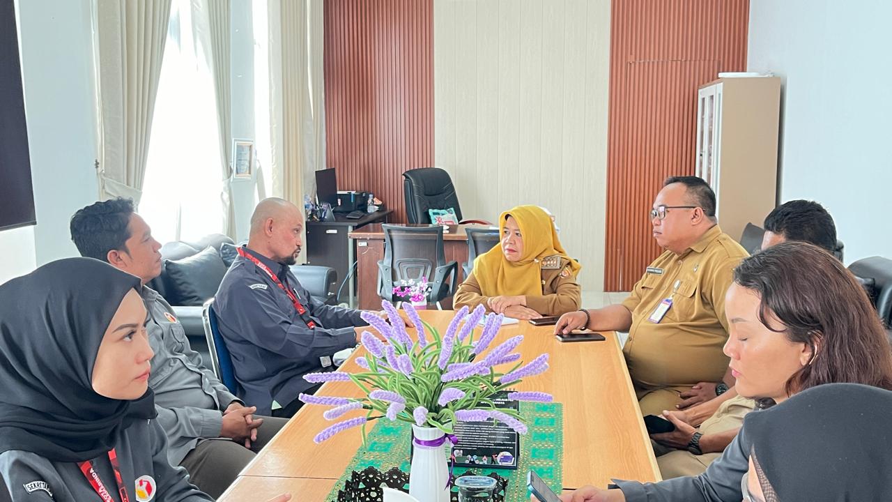 Ketua Bawaslu Kota Samarinda, Abdul Muin, bersama Anggota Bawaslu, Padlansyah saat berdiskusi dengan Camat Samarinda Kota, Handayani, S.Sos., M.Si., Sekcam Achmad Ridjani, serta Kasi Pemerintahan Agus Soebiantoro.