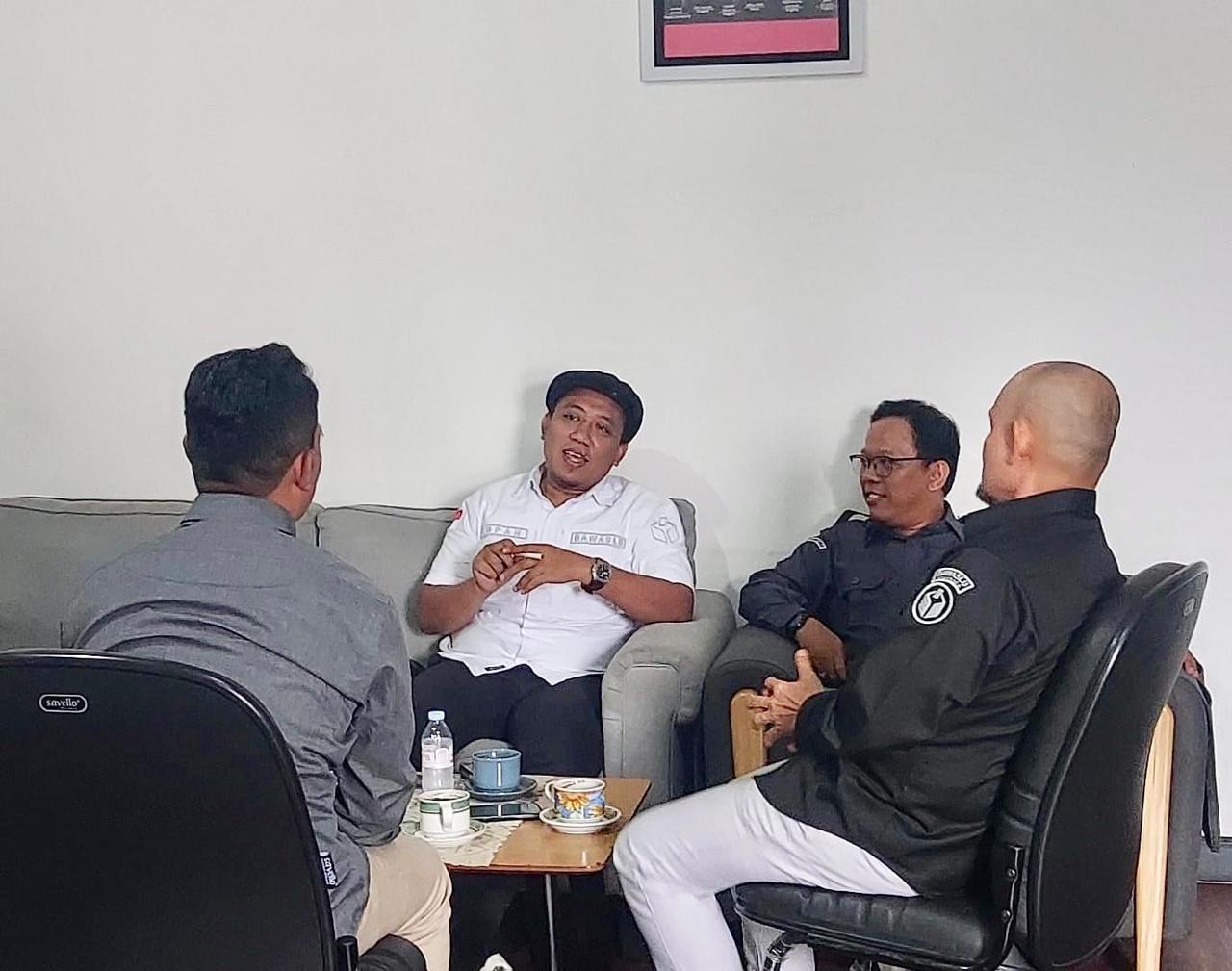 Ketua dan Anggota Bawaslu Kota Samarinda menerima kunjungan kerja dari Anggota Bawaslu Provinsi Kalimantan Timur, Wamustofa Hamzah.