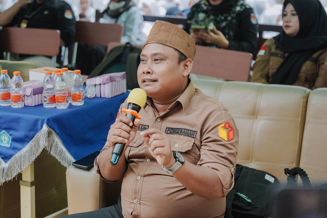 Anggota Bawaslu Kota Samarinda, Sugeng Prasetyo saat menjadi salah satu panelis dalam Debat Pemilihan Ketua dan Wakil Ketua OSIS/MPK periode 2026/2027.