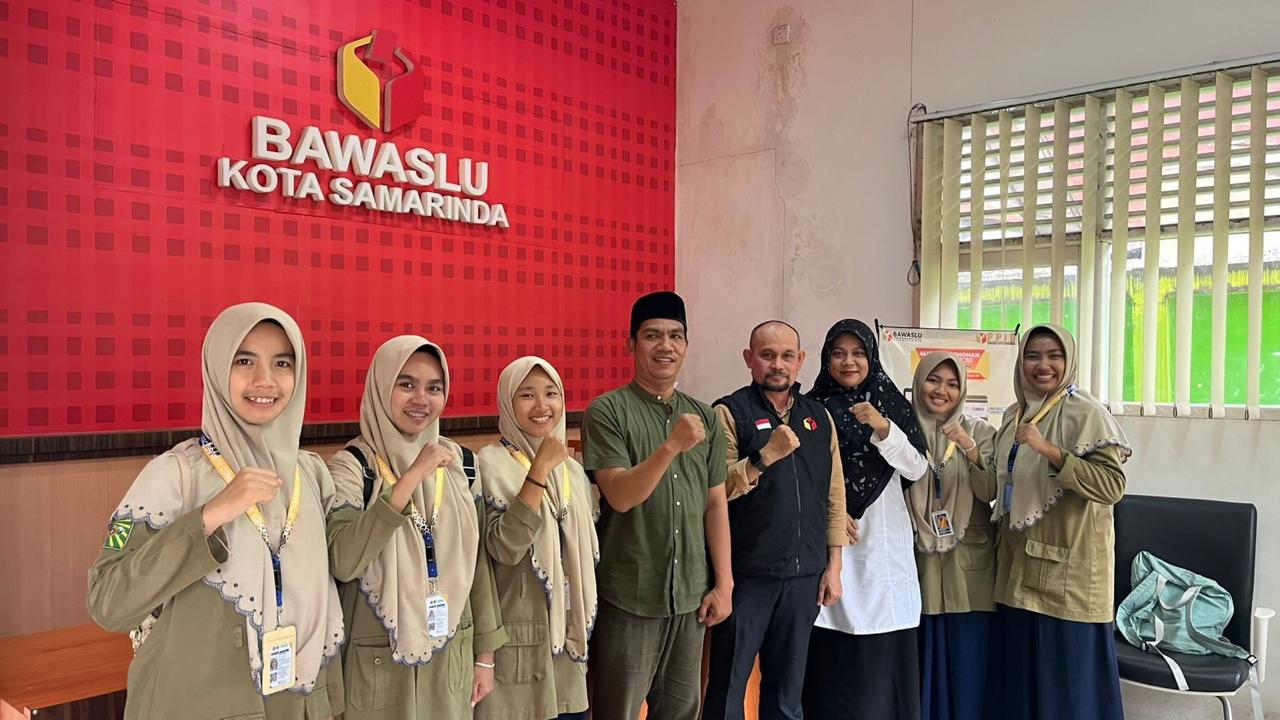 Ketua Bawaslu Kota Samarinda, Abdul Muin didampingi Anggota, Padlansyah menyambut kunjungan dari SMA Istiqamah Muhammadiyah Samarinda