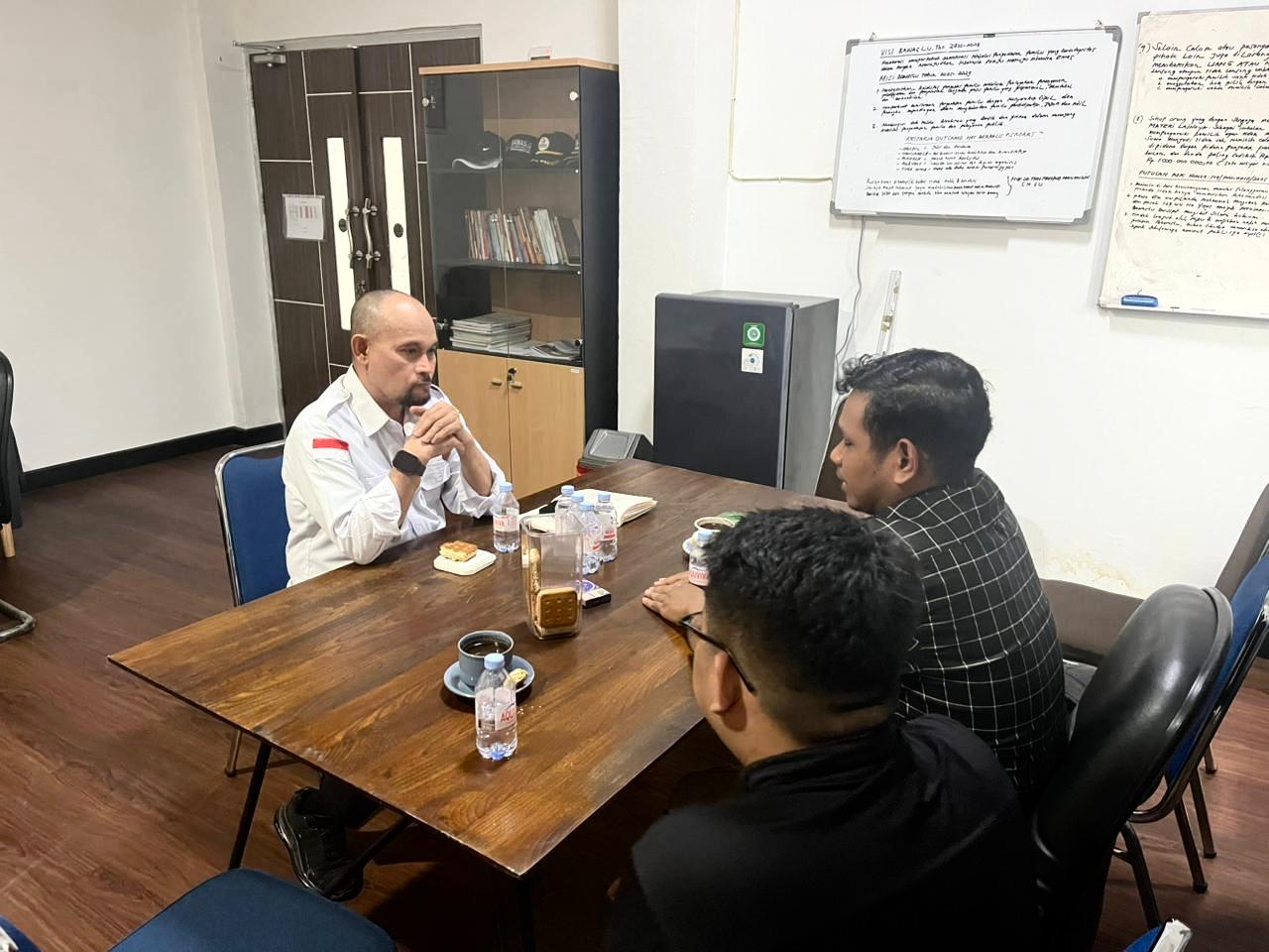 Ketua Bawaslu Kota Samarinda, Abdul Muin saat berdiskusi bersama Mahasiswa UINSI Samarinda.