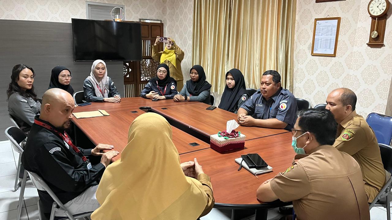 Ketua Bawaslu Samarinda, Abdul Muin, didampingi Anggota Bawaslu, Padlansyah, Kepala Sekretariat, Mahrus Irhamdi, beserta jajaran staf berdiskusi dengan Camat Samarinda Ilir, La Uje, yang didampingi Sekretaris Kecamatan (Sekcam) dan Kepala Seksi Pemerintahan.