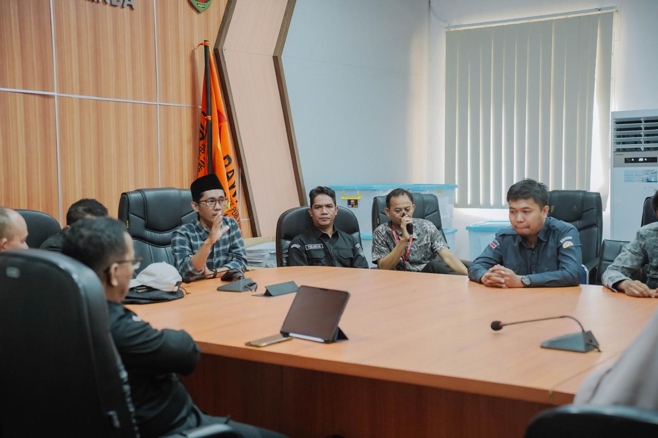 Jajaran Pimpinan Bawaslu Kota Samarinda menyambut hangat kunjungan kerja Anggota Bawaslu Kaltim, Galeh Akbar Tanjung, melakukan kunjungan kerja dalam rangka agenda Safari Ramadan ke Kantor Bawaslu Kota Samarinda