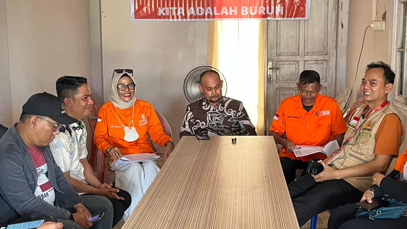 Kedatangan rombongan yang dipimpin langsung oleh Ketua Bawaslu Samarinda, Abdul Muin, beserta anggota komisioner lainnya—Imam Sutanto, Padlansyah, dan Tumenggung Udayana—disambut hangat oleh Ketua Partai Buruh Samarinda, Surya Samudera, beserta jajaran pengurus partai.