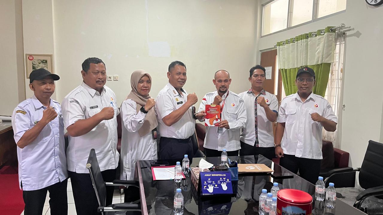 Jajaran Pimpinan dan Kepala Sekretariat Bawaslu Kota Samarinda disambuta hangat oleh Camat Samarinda Ulu, Sujono, M.Si., didampingi oleh Sekretaris Camat (Sekcam) serta Kepala Seksi (Kasi) Pemerintahan.