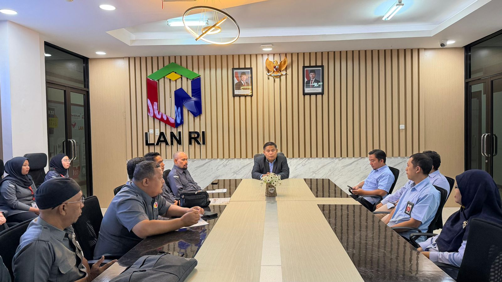 Jajaran Pimpinan dan Kesekretariatan Bawaslu Kota Samarinda berkesempatan berkunjung dan berdiskusi ke Puslatbang KDOD LAN RI Provinsi Kalimantan Timur.