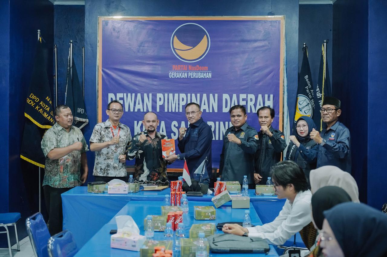 Ketua Bawaslu Kota Samarinda, Abdul Muin didampingi Anggota, Imam Sutanto dan Kepala Sekretariat Mahrus Irhamdi saat menerima buku karya Surya Paloh dalam agenda Konsolidasi Demokrasi ke DPD Partai NasDem.