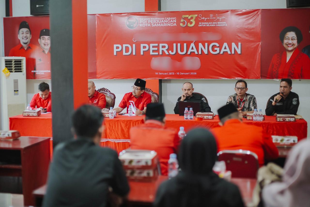 Jajaran Pimpinan Bawaslu Kota Samarinda bergantian memberikan pemaparan saat menyambangi DPC Partai PDI Perjuangan Samarinda dalam agenda Konsolidasi Demokrasi.