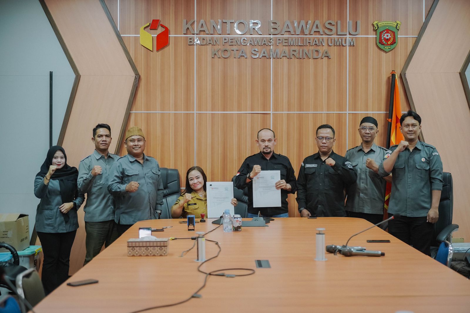 Jajaran Pimpinan Bawaslu Kota Samarinda bersama Ketua DPC Penyandang Disabilitas Indonesia (PPDI) Rica Rahim resmi menjalin kolaborasi strategis melalui penandatanganan Perjanjian Kerja Sama (PKS) yang berlangsung di ruang rapat Bawaslu Kota Samarinda.
