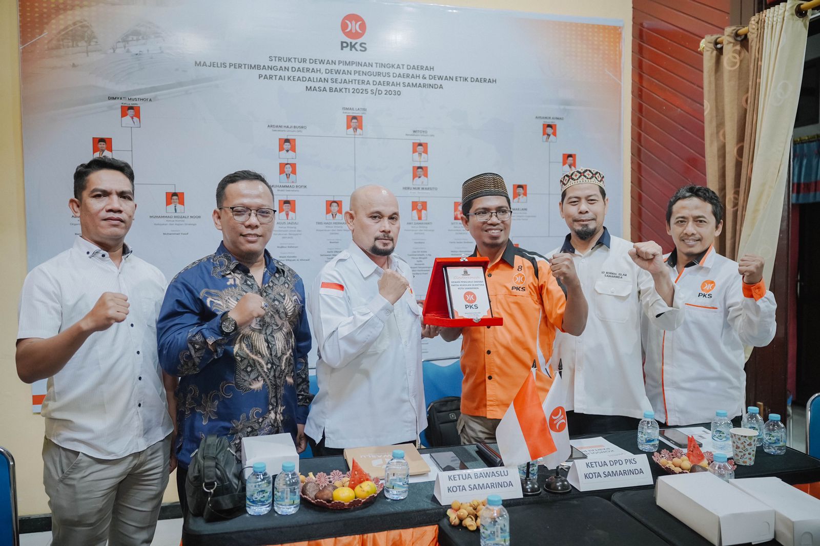 Ketua dan Anggota Bawaslu Kota Samarinda bersama jajaran pengurus Partai Keadilan Sejahtera (PKS) Kota Samarinda dalam agenda Konsolidasi Demokrasi Bawaslu.