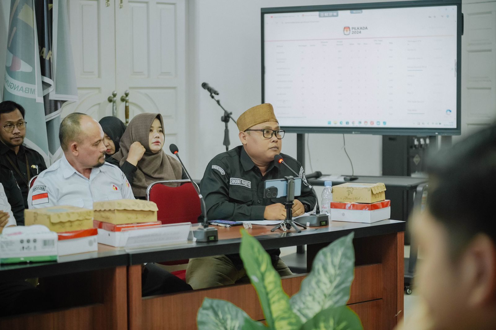 Anggota Bawaslu Samarinda, Sugeng Prasetyo bersama jajaran Pimpinan lainnya saat memberikan tanggapan dan masukkan hasil PDPB Triwulan I Tahun 2026.