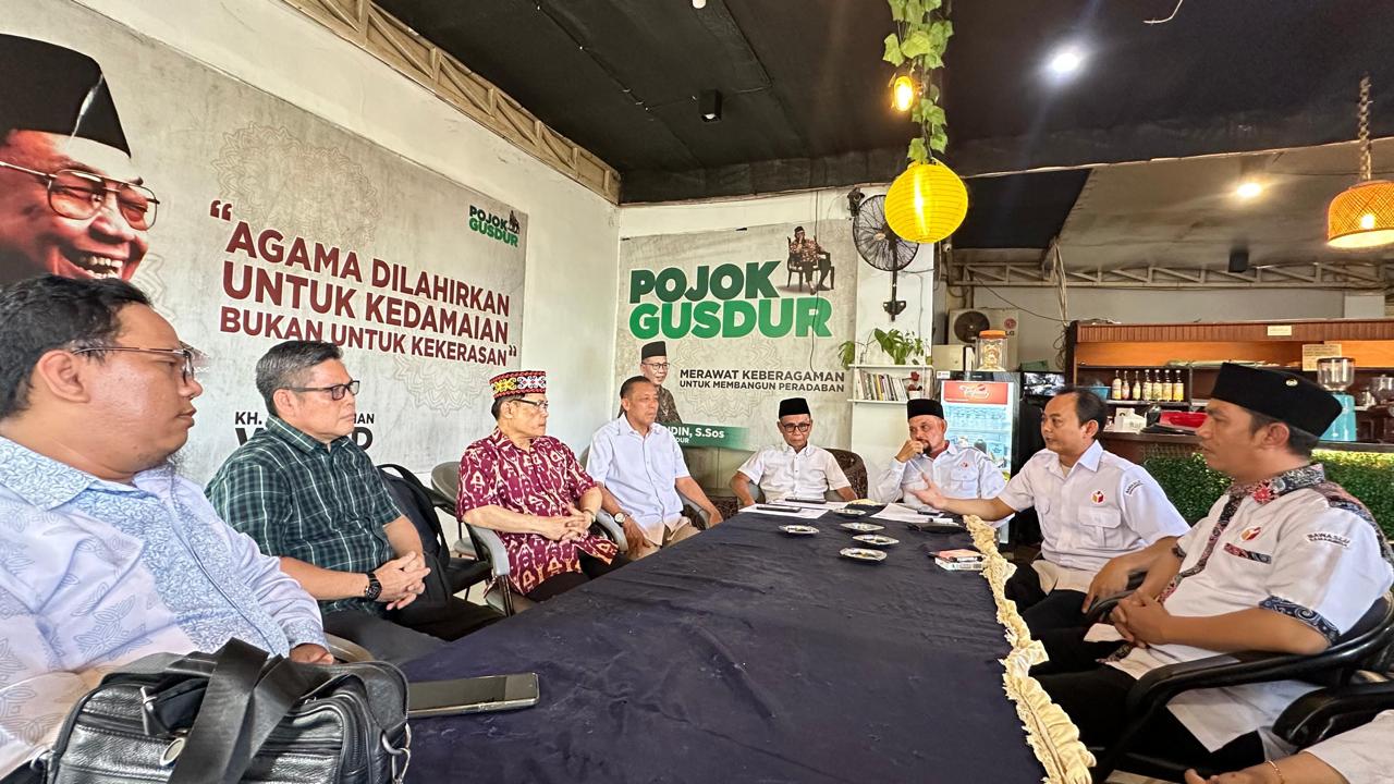 Ketua dan Anggota Bawaslu Kota Samarinda diantaranya Abdul Muin, Imam Sutanto, Tumenggung Udayana, dan Padlansyah saat berdiskusi dengan jajaran FKUB Kota Samarinda dalam rangka konsolidasi demokrasi di Bagio's cafe & resto Samarinda.