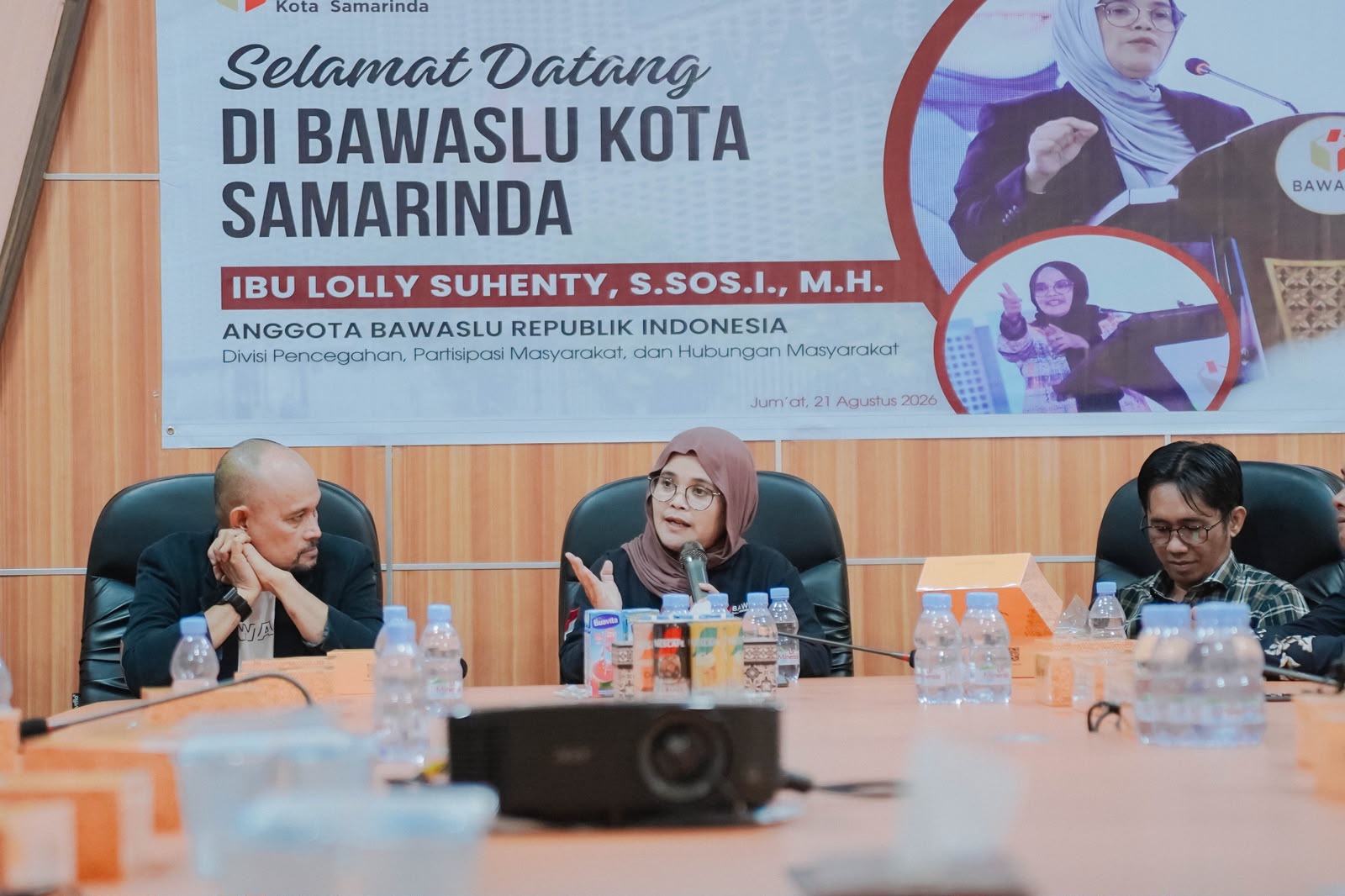 Sambangi Samarinda, Anggota Bawaslu RI Lolly Suhenty dorong pengawas pemilu se-Kaltim terus mengasah kapasitas di masa non-tahapan dan memetakan potensi kerawanan dana kampanye demi mewujudkan demokrasi yang berkeadilan.