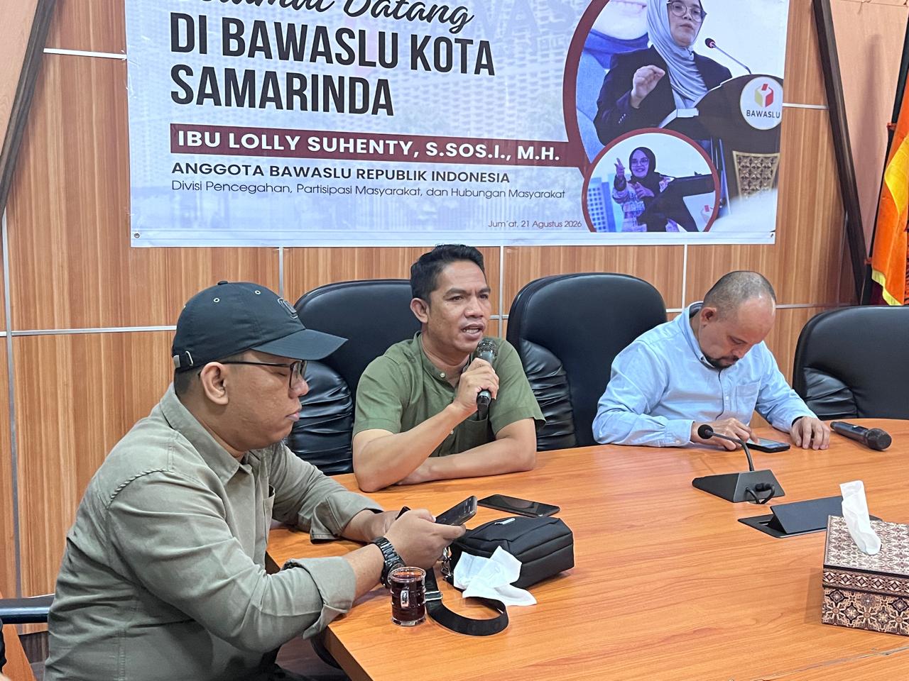 Bawaslu Kota Samarinda menggelar rapat pembahasan produksi video edukasi Bawaslu Membelajarkan Vol. II. Edisi kali ini membedah isu netralitas ASN dan Kepala Desa, bahaya mobilisasi birokrasi, hingga efektivitas sanksi demi menjaga integritas demokrasi.