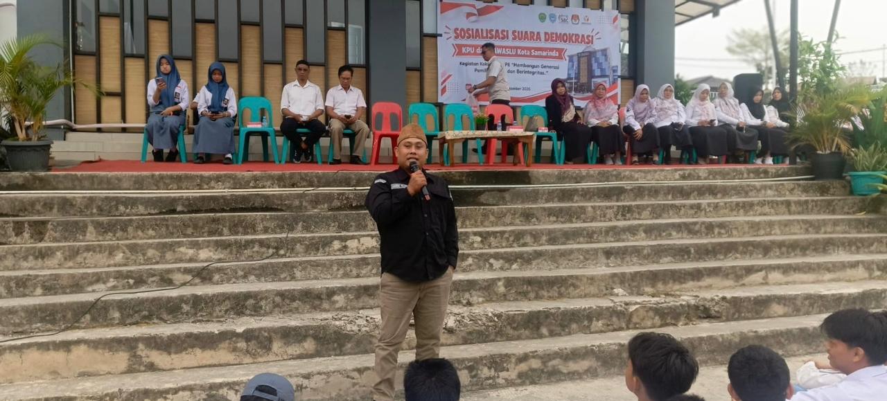 Dalam sosialisasi bertema "Pendidikan Pemilih untuk Pelajar" ini, Anggota Bawaslu Kota Samarinda, Sugeng Prasetyo, S.Sos., hadir langsung sebagai narasumber untuk membekali para siswa pemahaman mendalam tentang pentingnya pengawasan partisipatif, hak dan kewajiban warga negara, serta mendorong lahirnya generasi pemilih pemula yang cerdas, kritis, dan berani menolak politik uang maupun hoaks.