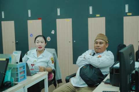 Anggota Bawaslu Kota Samarinda Sugeng Prasetyo bersama Rica Rahim selaku Ketua DPC Persatuan Penyandang Disabilitas Indonesia (PPDI) Kota Samarinda berdiskusi terkait tingkat partisipasi penyandang disabilitas dalam pemilu