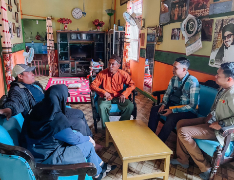 Anggota Bawaslu Kota Samarinda, Sugeng Prasetyo bersama staf terjun langsung melakukan uji petik untuk menvalidasi data pemilih.