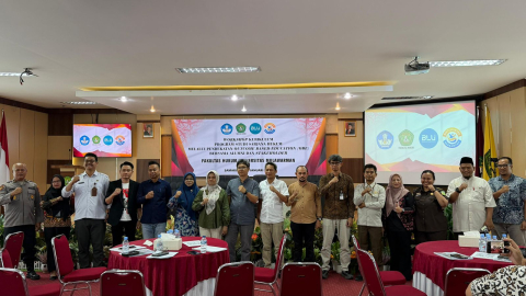 Ketua Bawaslu Kota Samarinda, Abdul Muin bersama stakeholder lainnya saat menghadiri Workshop Kurikulum Pendidikan Tinggi (KPT) Program Studi Sarjana Hukum Fakultas Hukum Universitas Mulawarman (UNMUL)