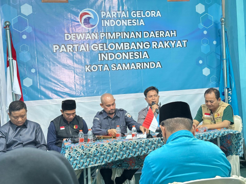 Pimpinan Bawaslu Kota Samarinda dan Partai Gelora saat berdiskusi terkait Pencegahan Dini terhadap potensi pelanggaran Pemilu.