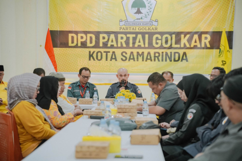 Ketua Bawaslu Kota Samarinda, Abdul Muin didampingi Anggota, Tumenggung Udayana, Imam Sutanto, dan Padlansyah saat berdiskusi bersama jajaran pengurus DPD Partai Golkar Samarinda.