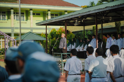 Anggota Bawaslu Kota Samarinda, Sugeng Prasetyo didapuk menjadi pembina upacara bendera di hadapan ratusan siswa dan guru MAN 1 Kota Samarinda.