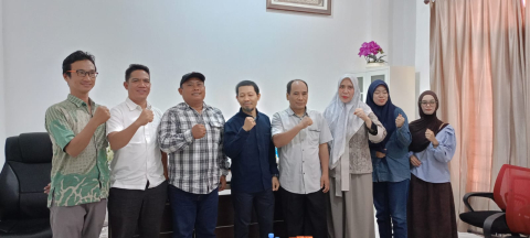 Bawaslu Kota Samarinda menggelar kunjungan koordinasi sekaligus membahas rencana MoU bersama Media Headline pada Kamis (10/9/2026). Pertemuan yang dihadiri oleh Kordiv P2H Sugeng Prasetyo, S.Sos dan Padlansyah ini menjadi langkah nyata Bawaslu dalam merangkul media lokal untuk memperkuat pengawasan partisipatif serta menjaga kualitas demokrasi di Samarinda.
