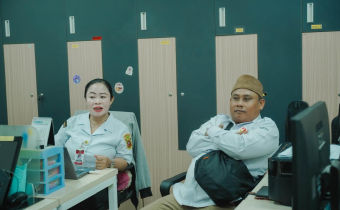 Anggota Bawaslu Kota Samarinda Sugeng Prasetyo bersama Rica Rahim selaku Ketua DPC Persatuan Penyandang Disabilitas Indonesia (PPDI) Kota Samarinda berdiskusi terkait tingkat partisipasi penyandang disabilitas dalam pemilu