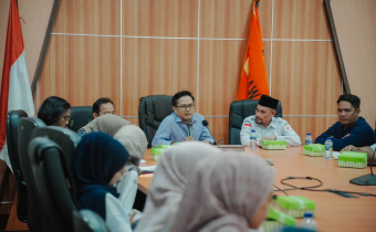 Ketua dan Anggota Bawaslu Kota Samarinda berserta jajaran sekreatariat menyimak paparan materi dari narasumber Guntur Pribadi, S.H.I., M.H.