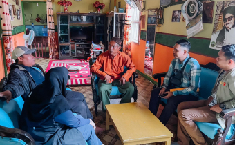 Anggota Bawaslu Kota Samarinda, Sugeng Prasetyo bersama staf terjun langsung melakukan uji petik untuk menvalidasi data pemilih.