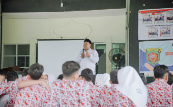 Anggota Bawaslu Kota Samarinda, Sugeng Prasetyo saat menyampaikan materinya di depan para siswa dan siswi SMP Negeri 2 Samarinda